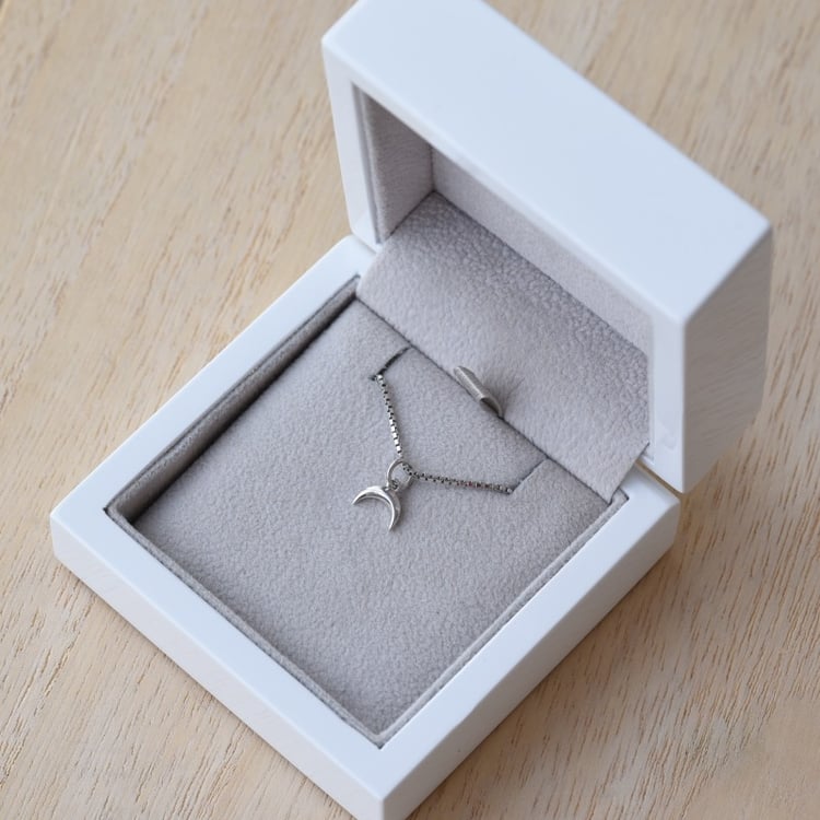 Silberner Anhänger in Form eines Mondes Callie 67168