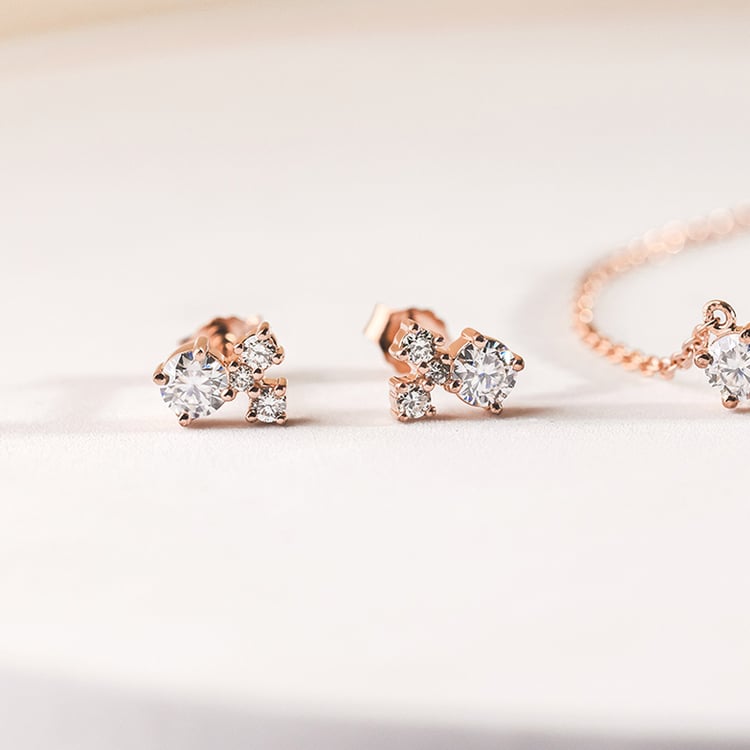 Silberne Cluster Ohrringe mit Moissaniten und Lab Grown Diamanten Kerrie 152960