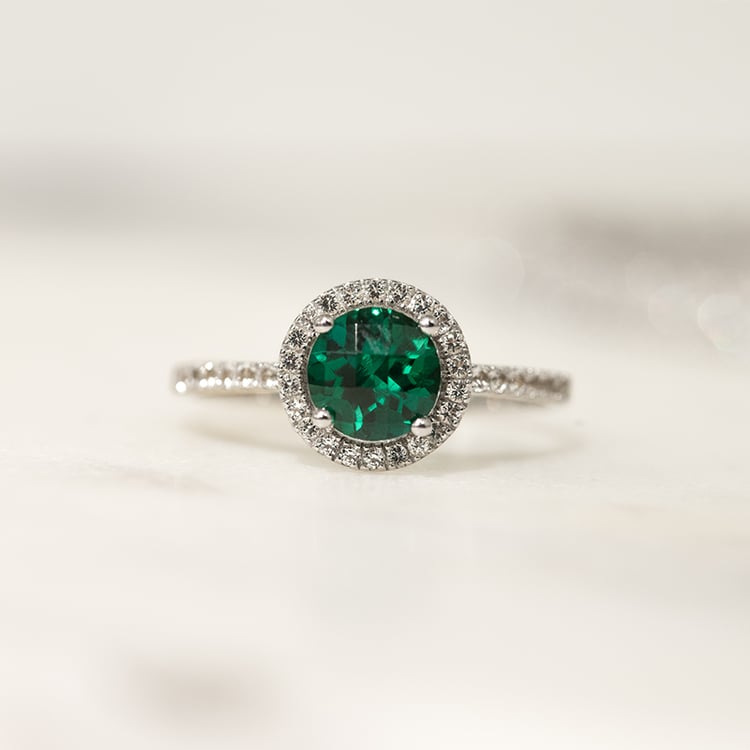 Halo Goldring mit Smaragd und weißen Topasen Maala 129966