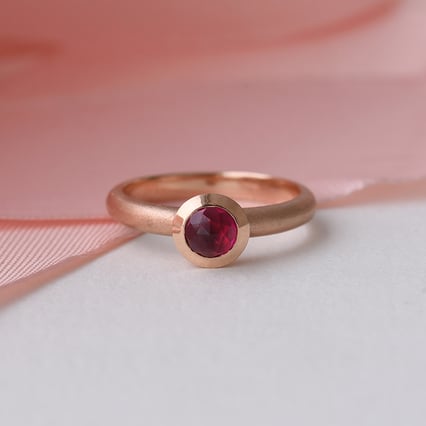Goldener Ring mit Rose Cut Rubin Layla