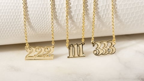 Entdecken Sie die Magie der Engelszahlen bei symbolischem Schmuck