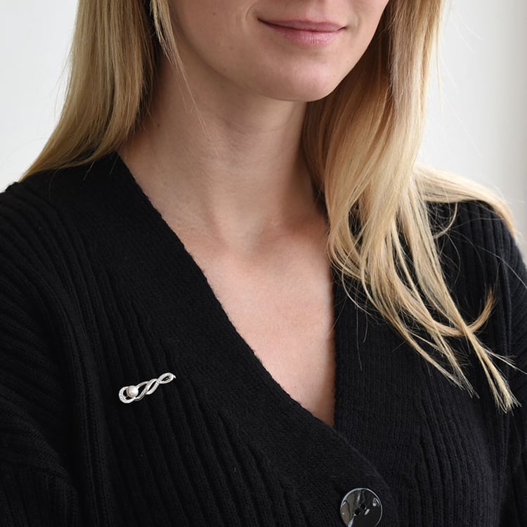 Dezente geflochtene Brosche mit Perle und Zirkonia Avra 83689