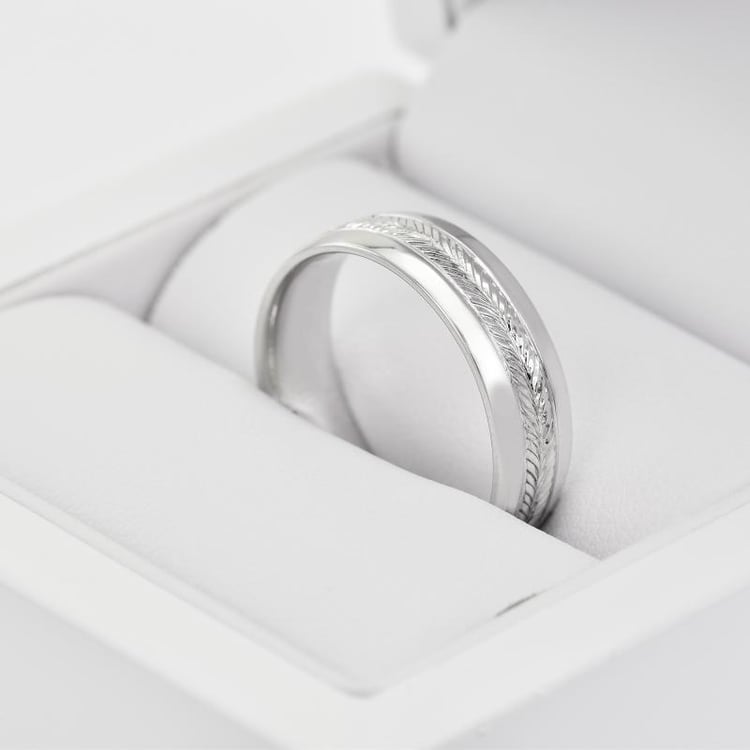 Untraditionelle goldene Trauringe mit Gravur Jennifer 29002