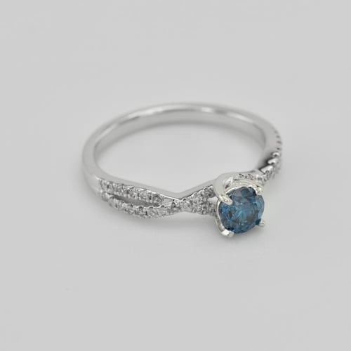 Himmlischer Verlobungsring aus Gold mit blauem Diamant Sky