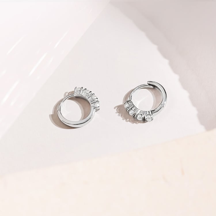 Runde goldene Ohrringe mit Perlen Bode 153179