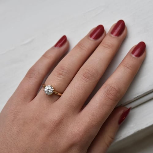 Goldener Verlobungsring mit Solitär-Moissanit Mukti