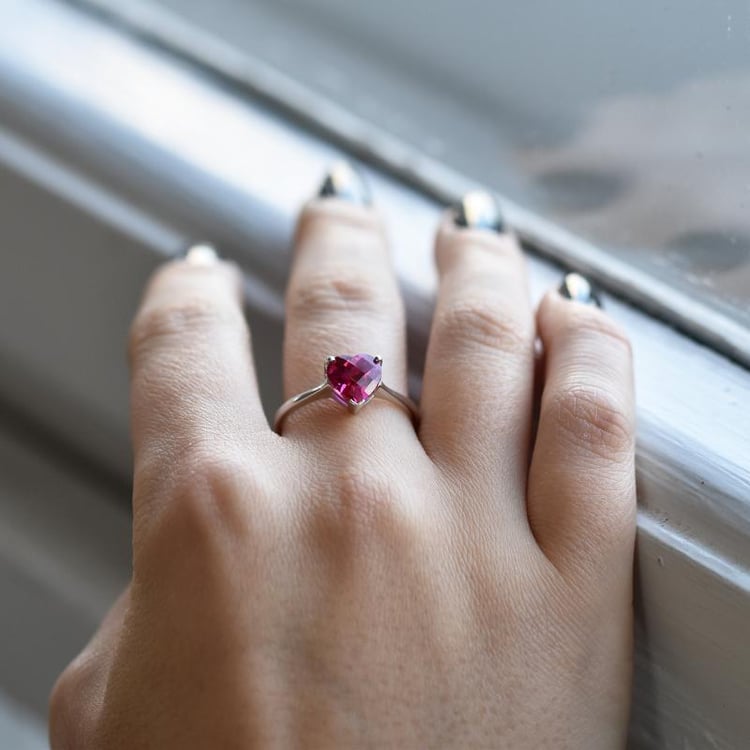 Goldener Ring mit Herz Rubin auf dem Finger 36949