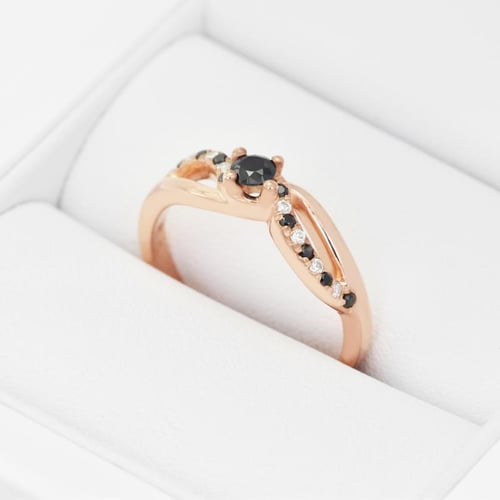 Verlobungsdiamant mit schwarzen und weißen Diamanten Ewie
