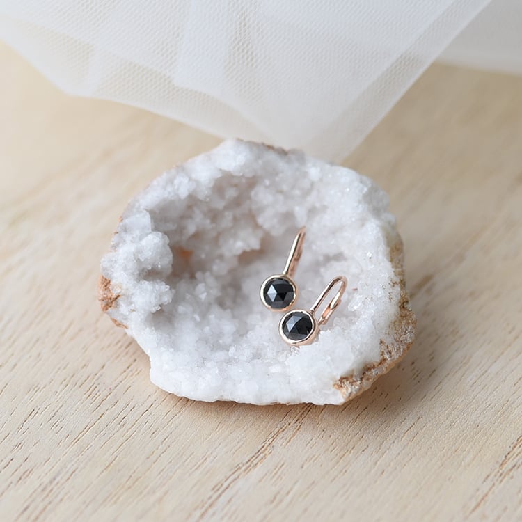 Goldene Hängeohrringe mit schwarzen Diamanten Maumo 62930