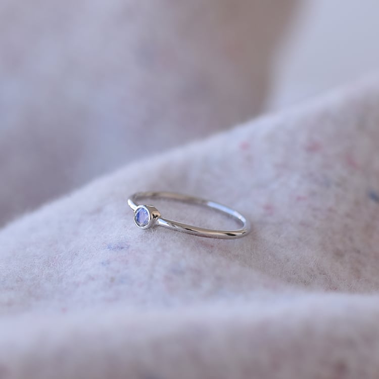 Goldener minimalistischer Ring mit Mondstein Emilien 62060