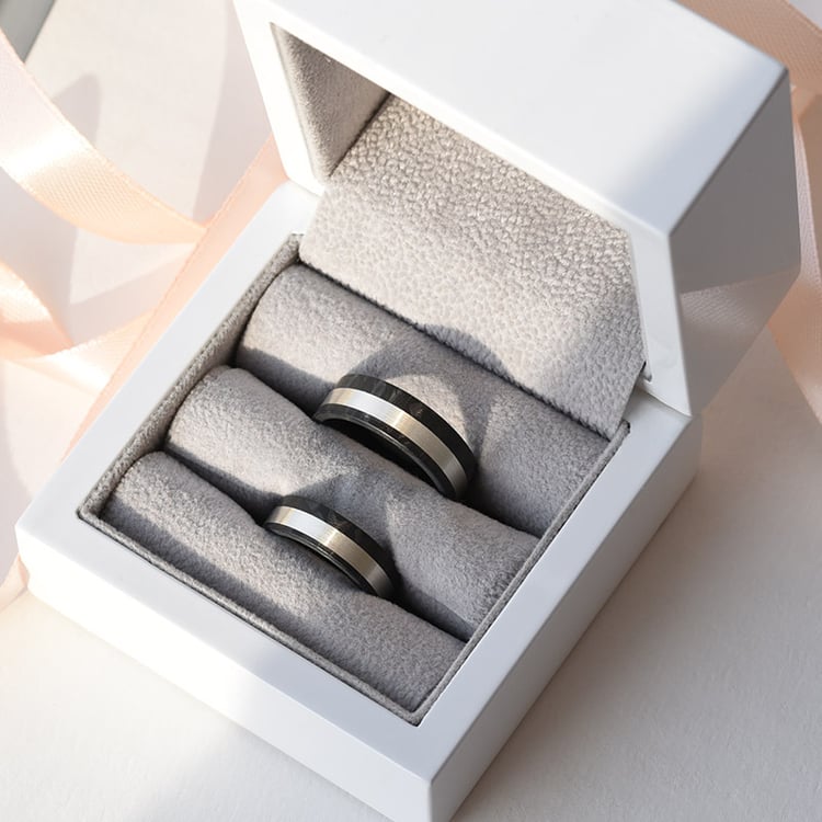 Flache Trauringe aus Carbon und Gold Elealen 77616