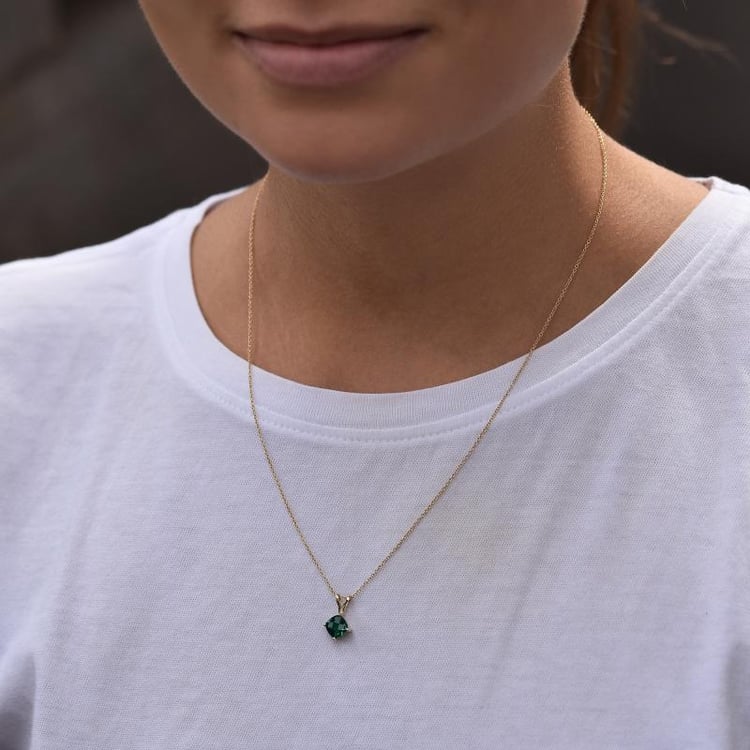 Smaragd Anhänger Kissenform auf dem Hals 35160