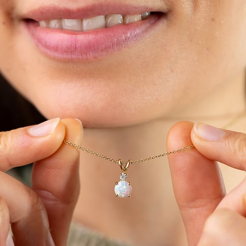 Anhänger mit weißem Opal und Diamanten Emolyna