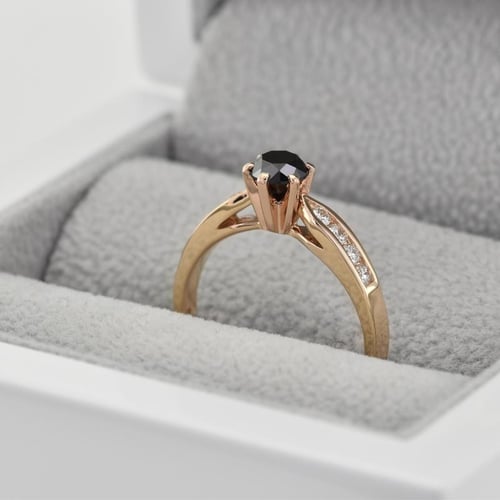 Verlobungsring mit schwarzem Diamant Mita