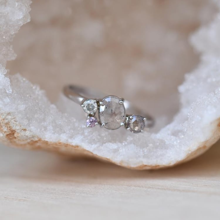 Cluster-Ring mit Salt and Pepper Diamanten und Saphir Gauma 48982