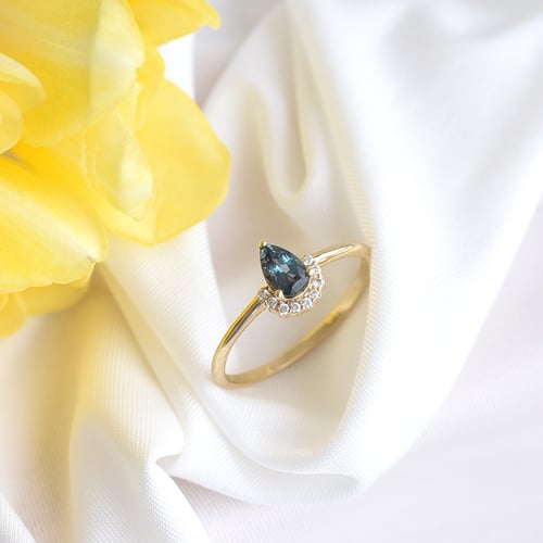Goldener Ring mit Alexandrit und Diamanten Pallavi