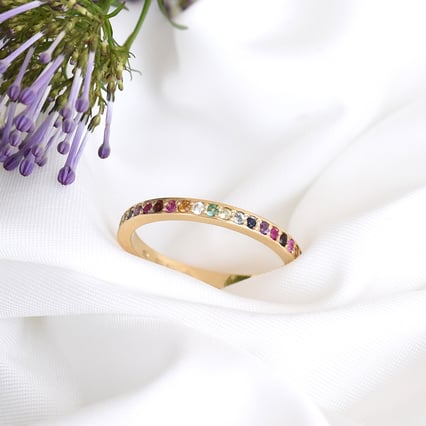 Goldener Eternity-Ring mit Edelsteinen in Regenbogenfarben Mewya