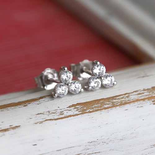 Romantische Ohrringe mit drei Diamanten Johnna