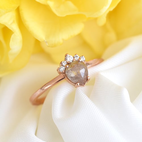 Verlobungsring mit einem Salt and Pepper Diamanten Ange