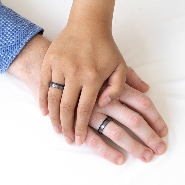 Eheringe aus Tantal mit Carbon und Diamanten Brett 127239