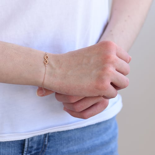 Goldenes Modearmband mit Unendlichkeitszeichen Infinity