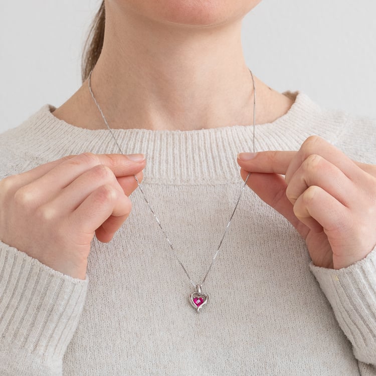 Silberner Anhänger mit Rubin in Herzform Lovelyn 120968
