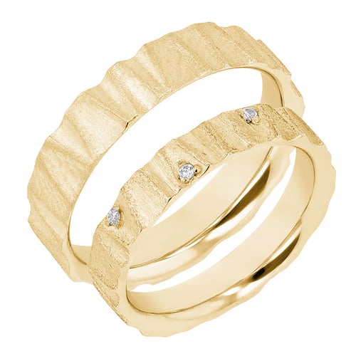 Goldene Eheringe mit matter Oberfläche und Diamanten Kristia