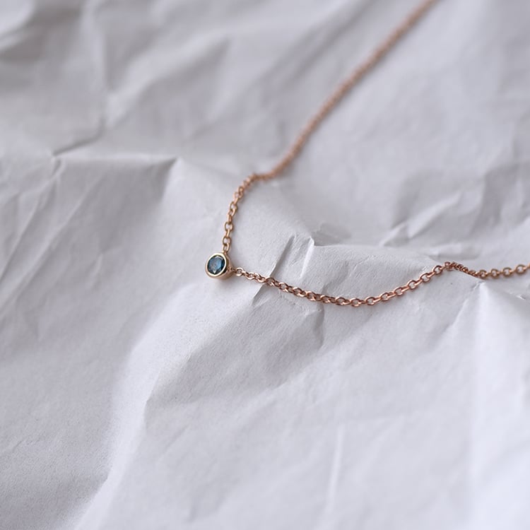 Silberne minimalistische Kette mit einem blauen Diamanten Glosie 103691