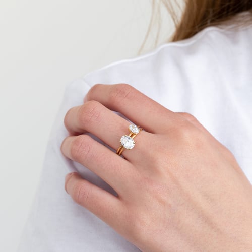 Verlobungsring mit einem ovalen Lab Grown Diamanten Frost