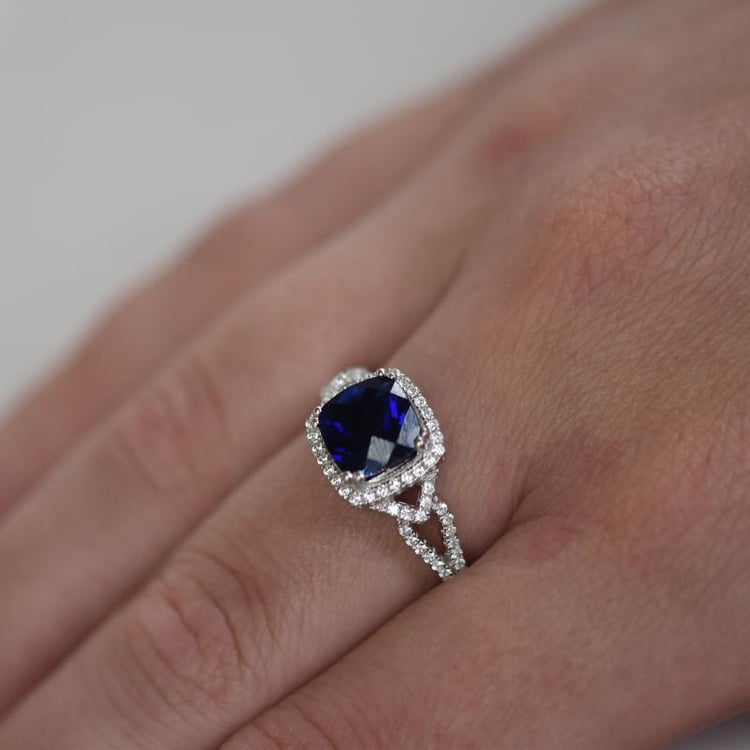 Kissenschliff Saphir und Zirkonia Ring auf dem Finger 21154