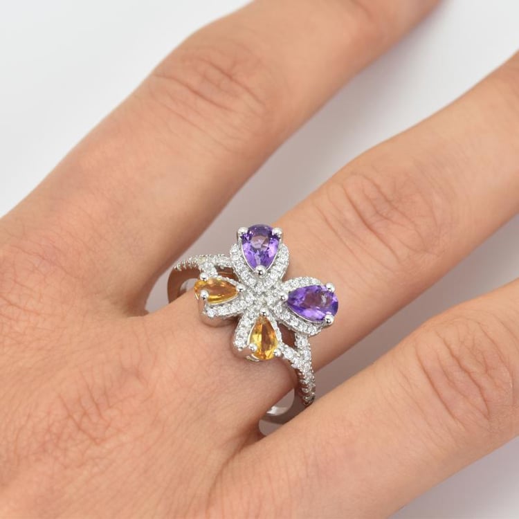Silberring im Form von Schmetterling mit Citrinen und Amethysten auf dem Finger 14872