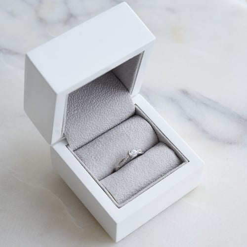 Verlobungsring mit seitlichen Diamanten und Diamant Aliye