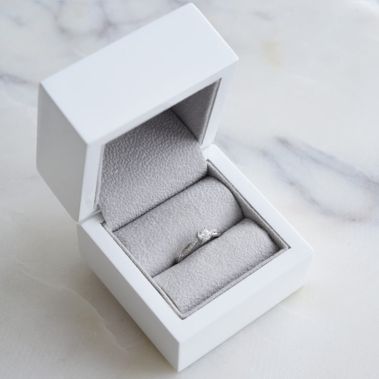 Verlobungsring mit seitlichen Diamanten und Diamant Aliye 86269