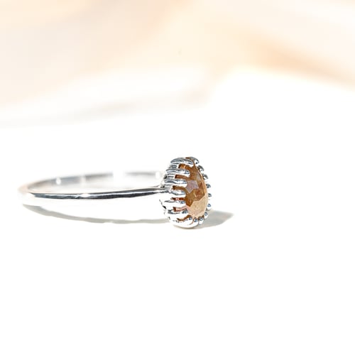 Goldring mit birnenförmigem Salt and Pepper Diamanten Ryley