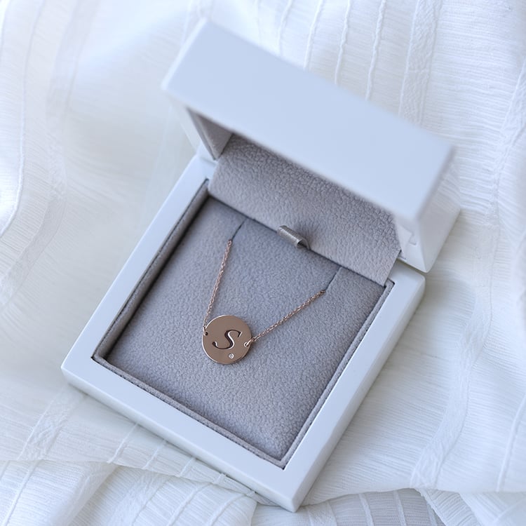 Goldarmband mit Diamanten und Gravur eines Buchstabens Dian 61480