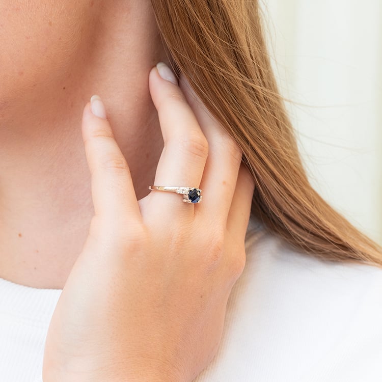 Goldener Ring mit Lab Grown Saphir und Diamanten Nagi 144203