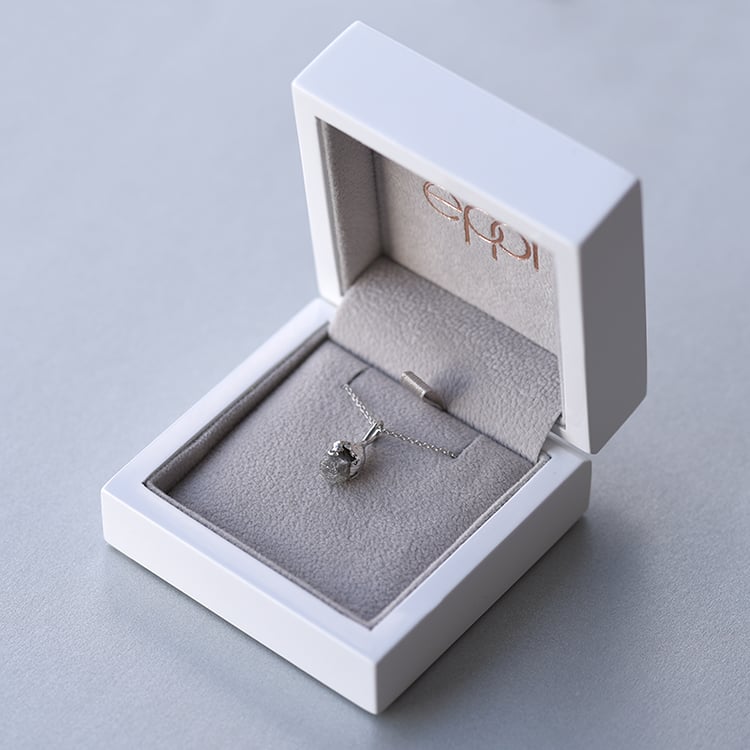 Weißgoldener Anhänger mit ungeschliffenem Diamanten 58365