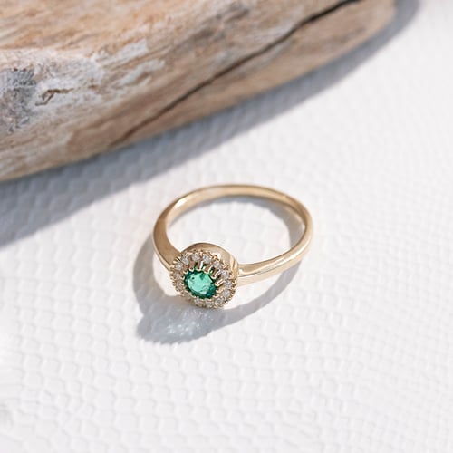 Goldener Halo Ring mit Smaragd umgeben von Diamanten Tafne