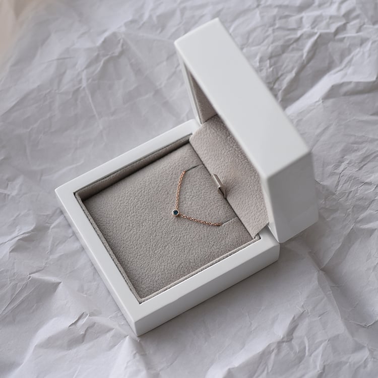 Minimalistische Halskette mit blauem Diamanten Glosie 62572