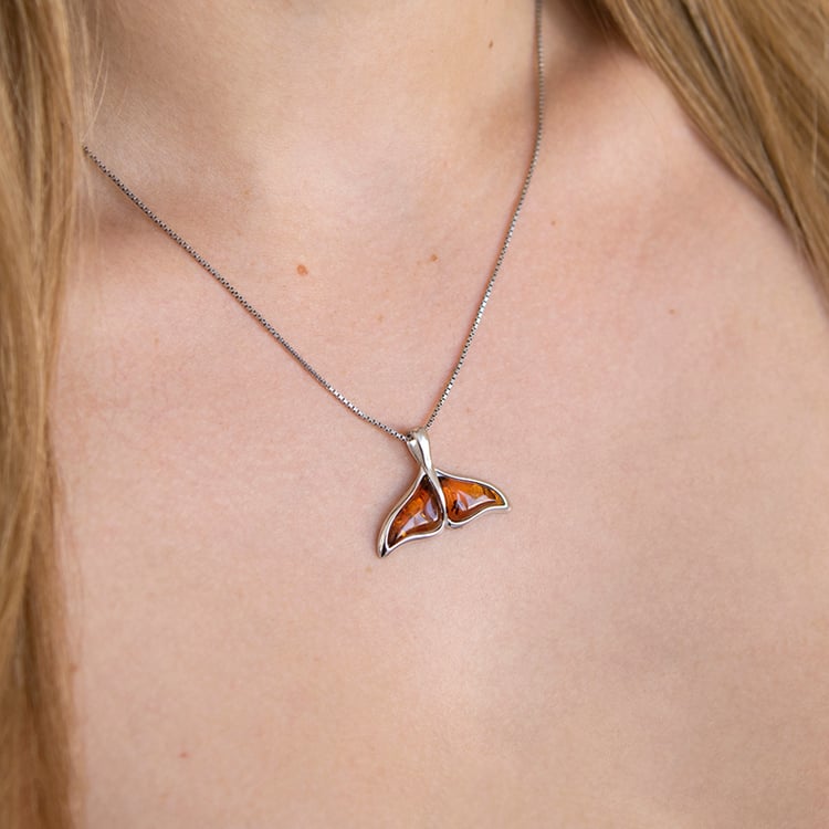 Anhänger aus Bernstein in Form einer Walfischflosse 107869