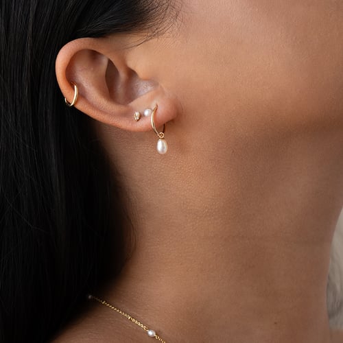 Goldene Ohrstecker mit Perlen und Lab Grown Diamanten Clarice