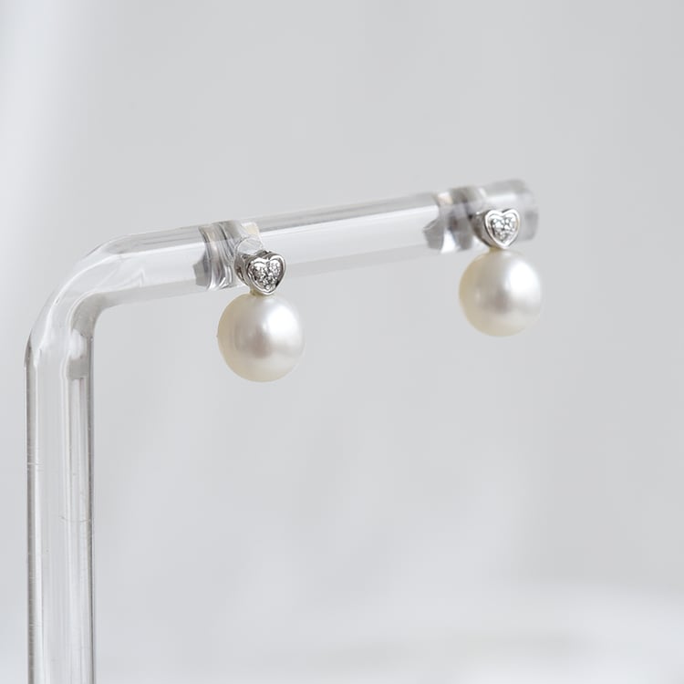 Goldene Perlenohrringe mit Diamanten-Herzen Lesedi 86814