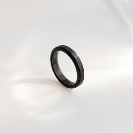 Flacher minimalistischer Ehering aus Carbon mit abgeschrägten Kanten Versiss