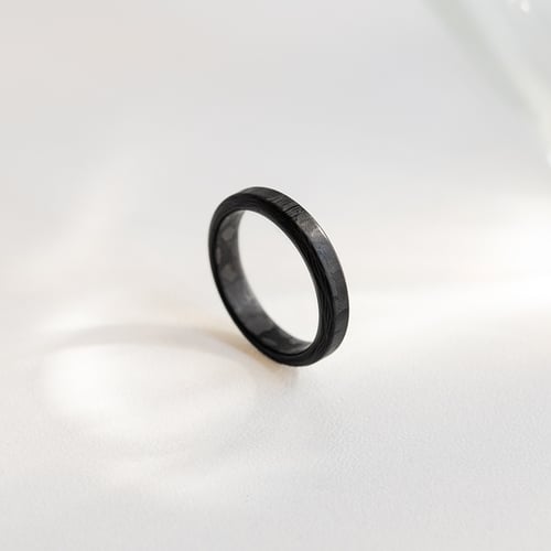 Flacher minimalistischer Ehering aus Carbon mit abgeschrägten Kanten Versiss