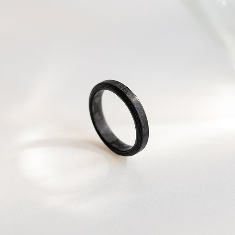 Flacher minimalistischer Ehering aus Carbon mit abgeschrägten Kanten Versiss 146069