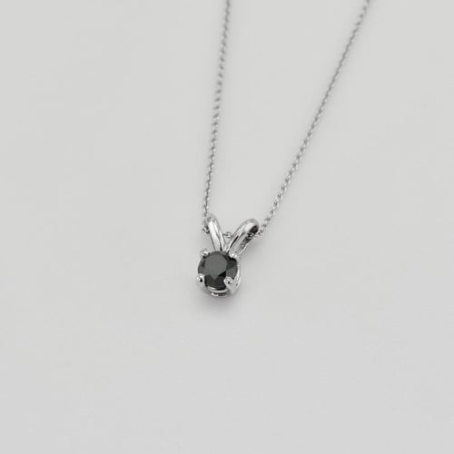 Schwarzer Diamant in Anhänger Lalom
