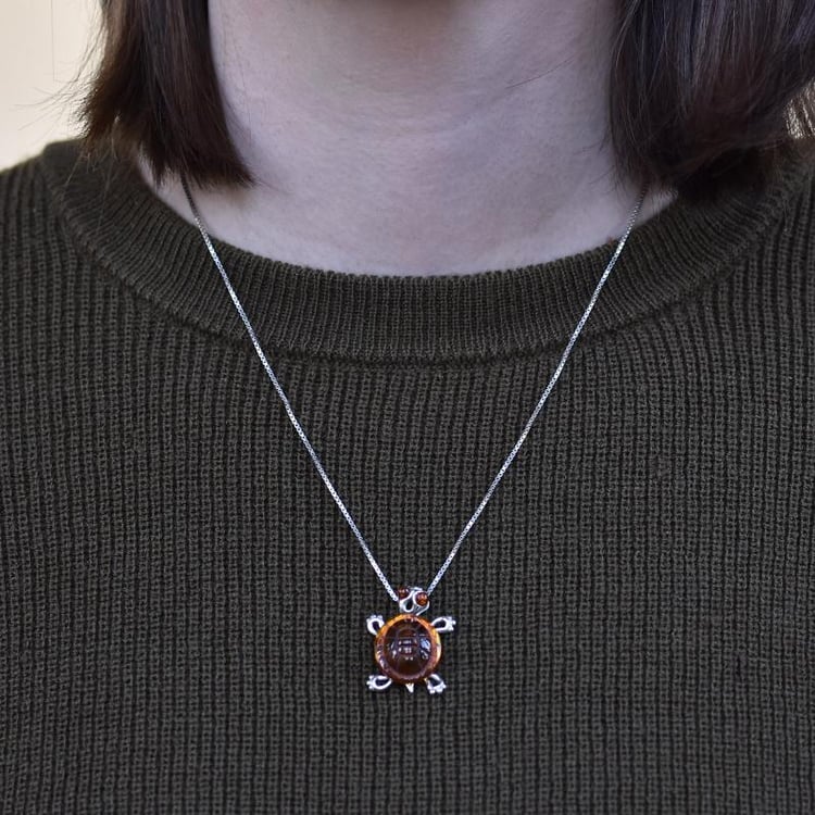 Silberner Anhänger in Form einer Schildkröte 28551