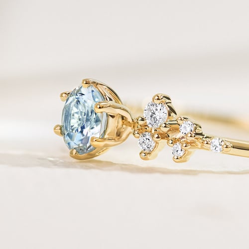 Verlobungsring mit Aquamarin und Diamanten Olha