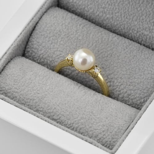 Goldring mit Perlen umgeben von Diamanten Nivrutti