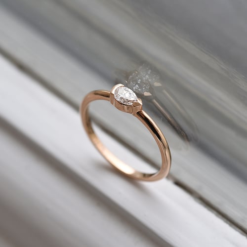 Zarter Ring mit Pear-Diamanten Celyn